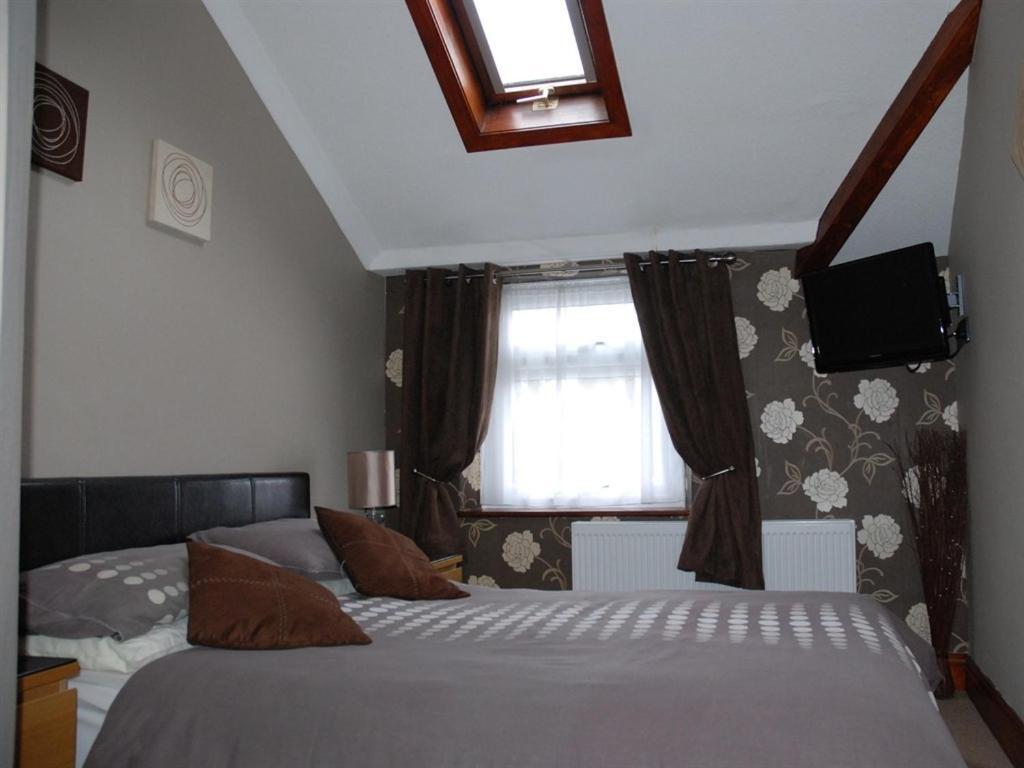 Tanes Hotel Кардиф Стая снимка