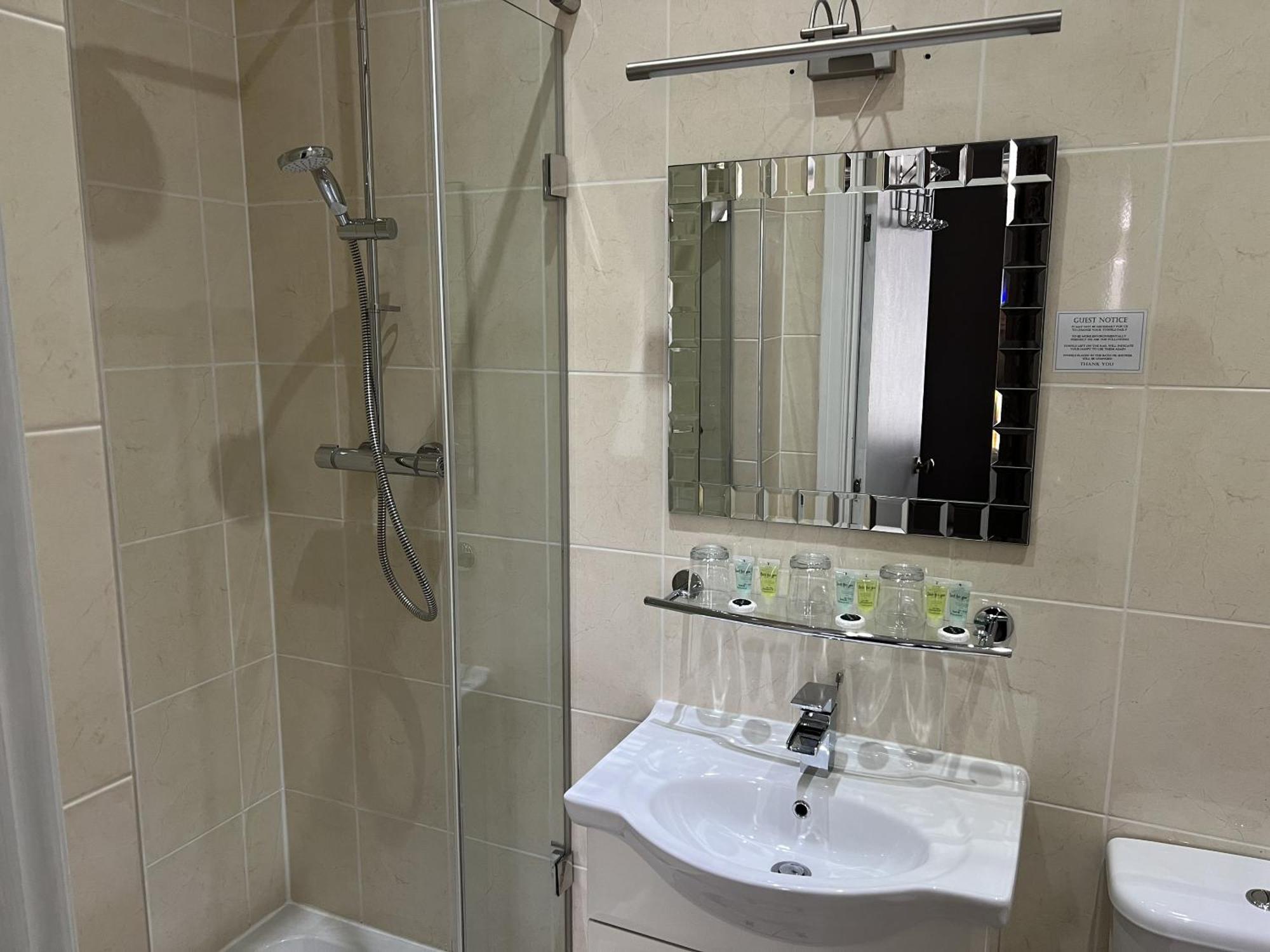 Tanes Hotel Кардиф Стая снимка