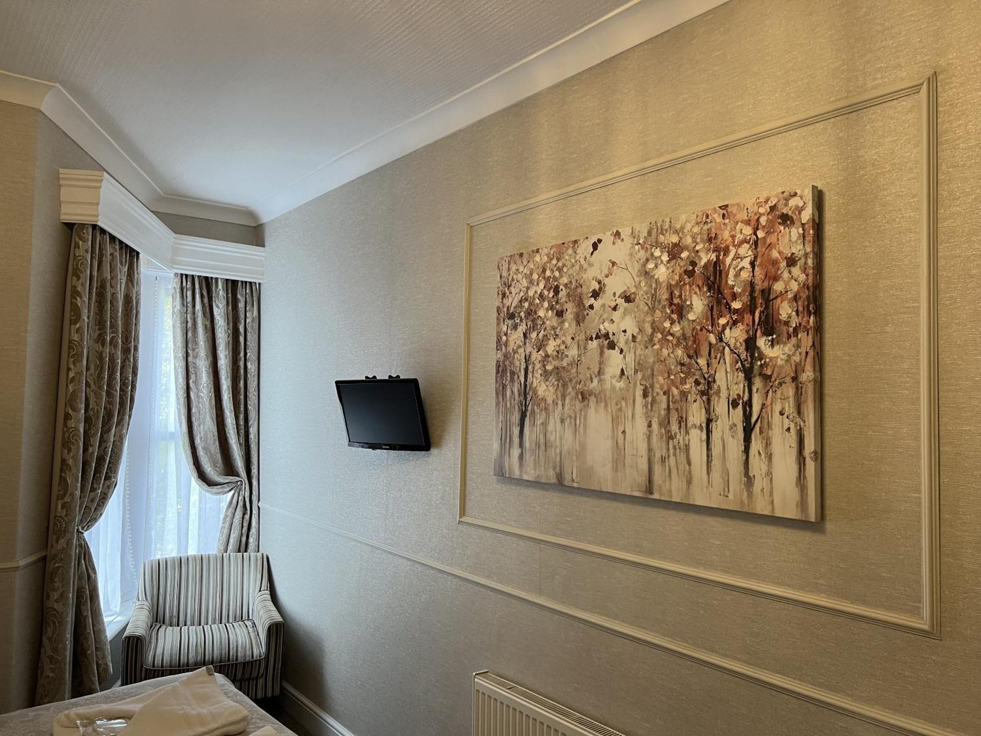 Tanes Hotel Кардиф Стая снимка