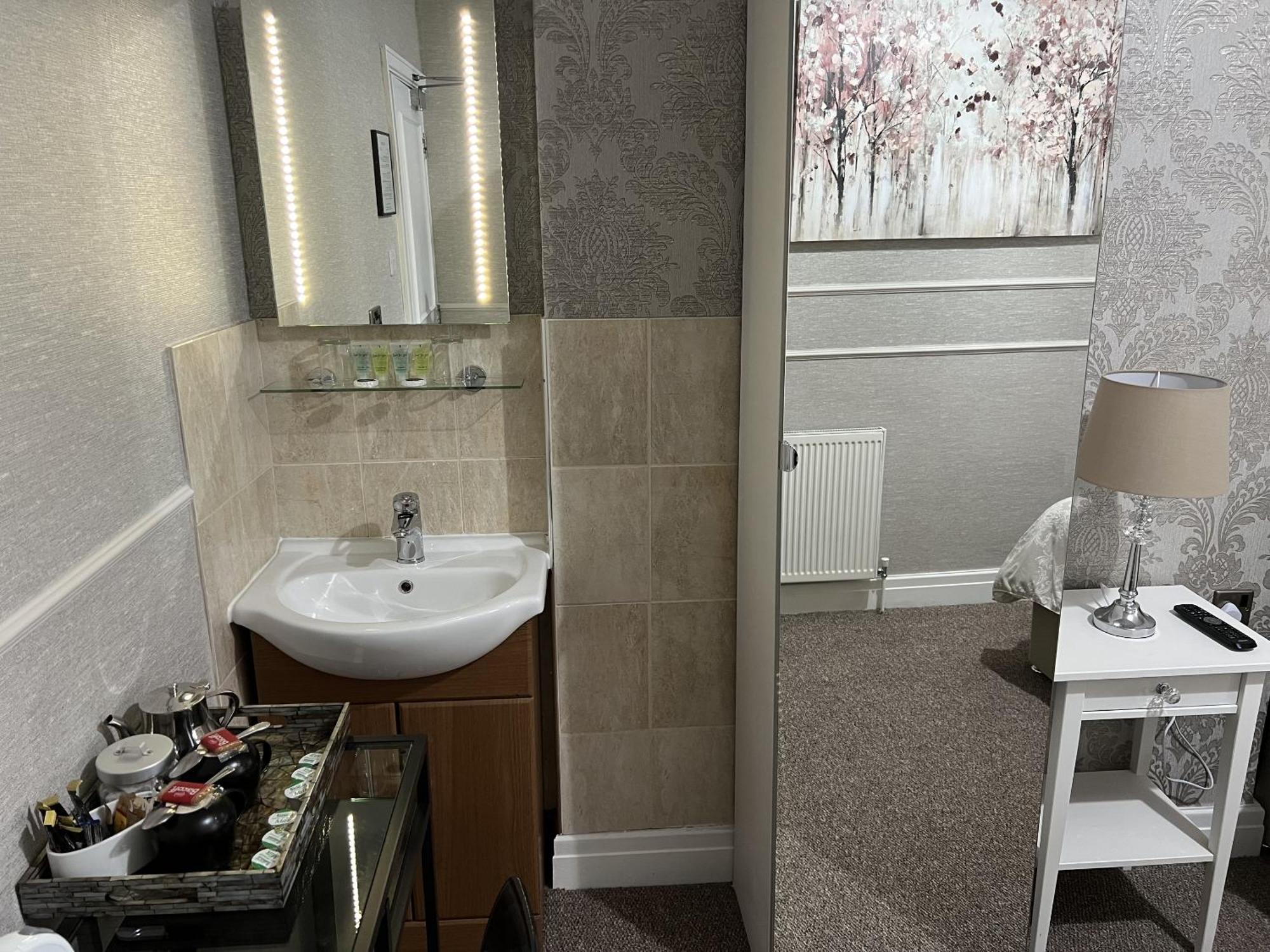 Tanes Hotel Кардиф Стая снимка