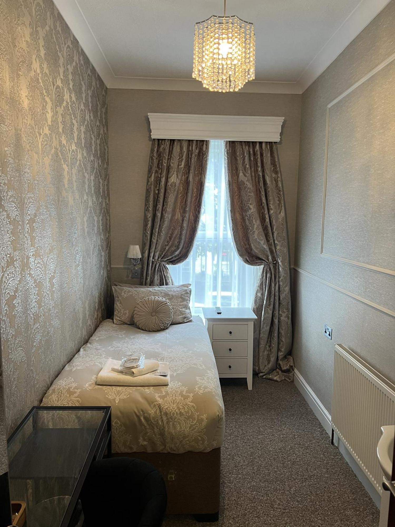 Tanes Hotel Кардиф Стая снимка